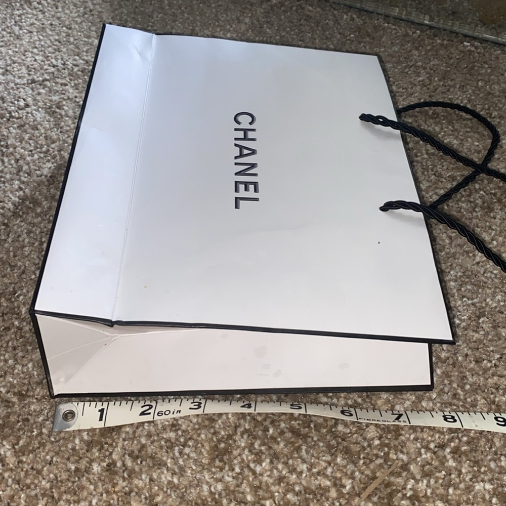 CHANEL White & Black Gift Bag - Picture 4 of 4